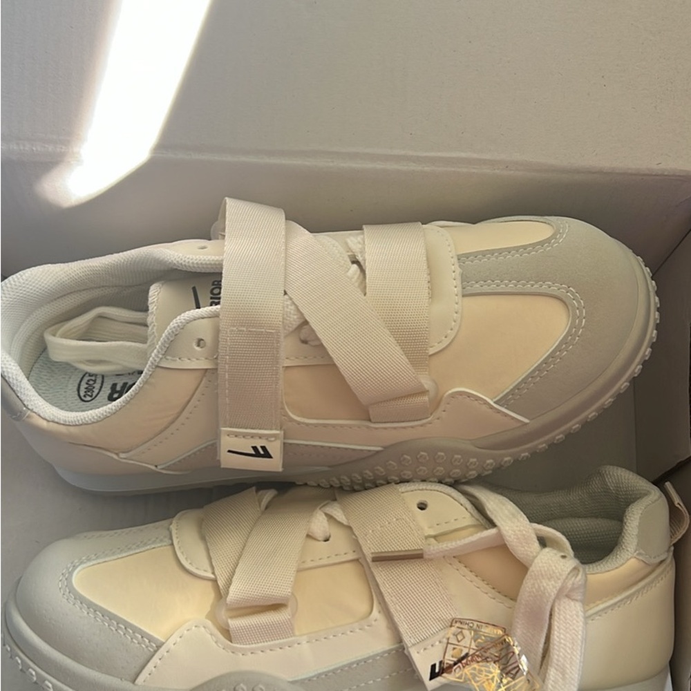 V-Logo Cream Kids Sneakers